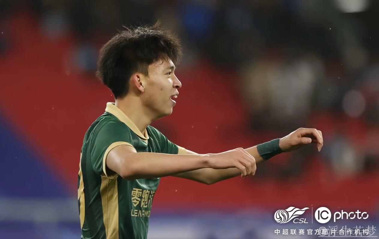 本赛季中超联赛最佳青年球员，浙江队王钰栋当选！