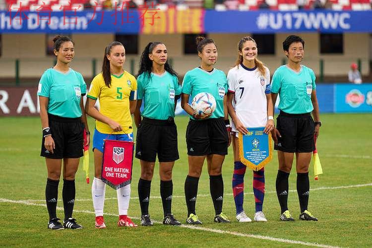 女子裁判组携手执裁中超联赛 女子裁判组携手执裁中超联赛